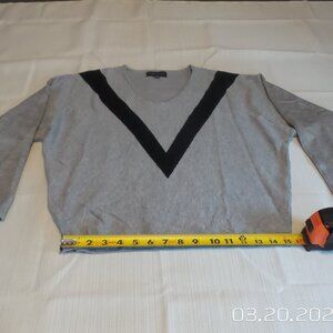 PREMISE Women's Gray V-Neck Sweater w/Black V Accent Like NEW Size XS